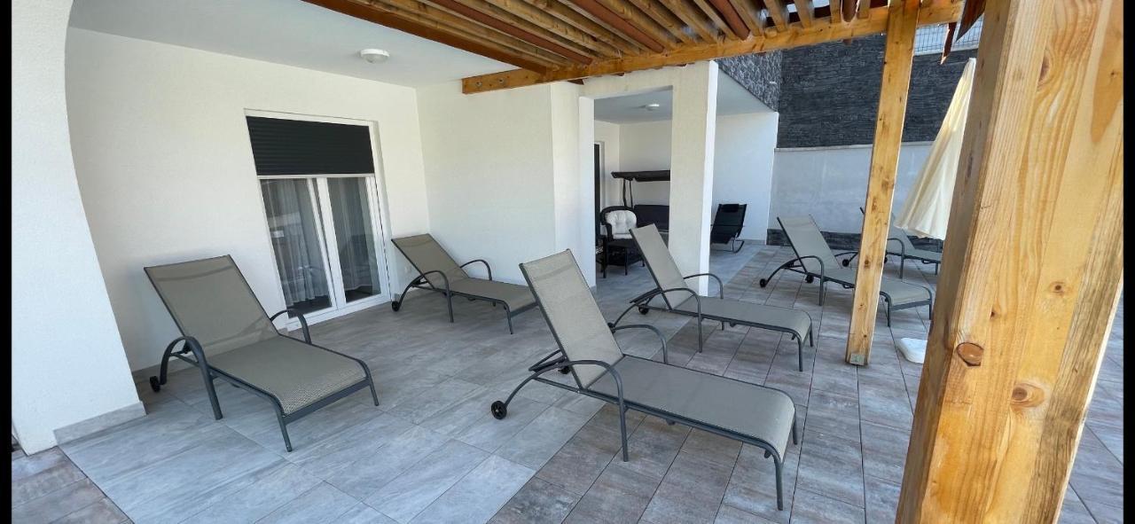 Villa Mira ***** Pinezići المظهر الخارجي الصورة
